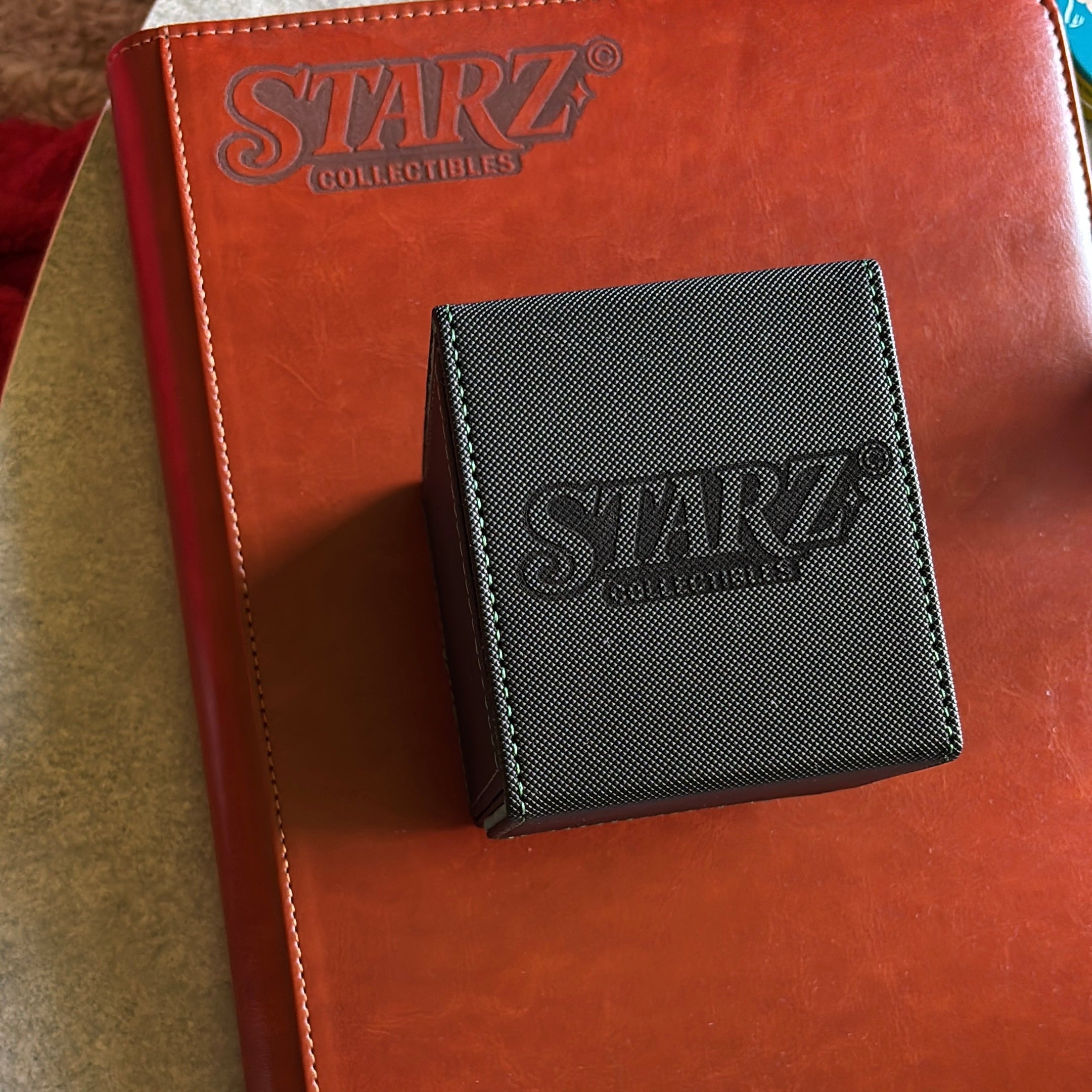 Personalisierter TCG Leder-Binder und Deckbox mit Starz Collectibles Laser-Gravur – handgefertigt für Pokémon, One Piece & mehr