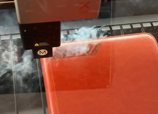 Personalisierter TCG Leder-Binder mit Laser-Gravur – Starz Collectibles